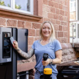 Eine Frau lädt ein Elektroauto